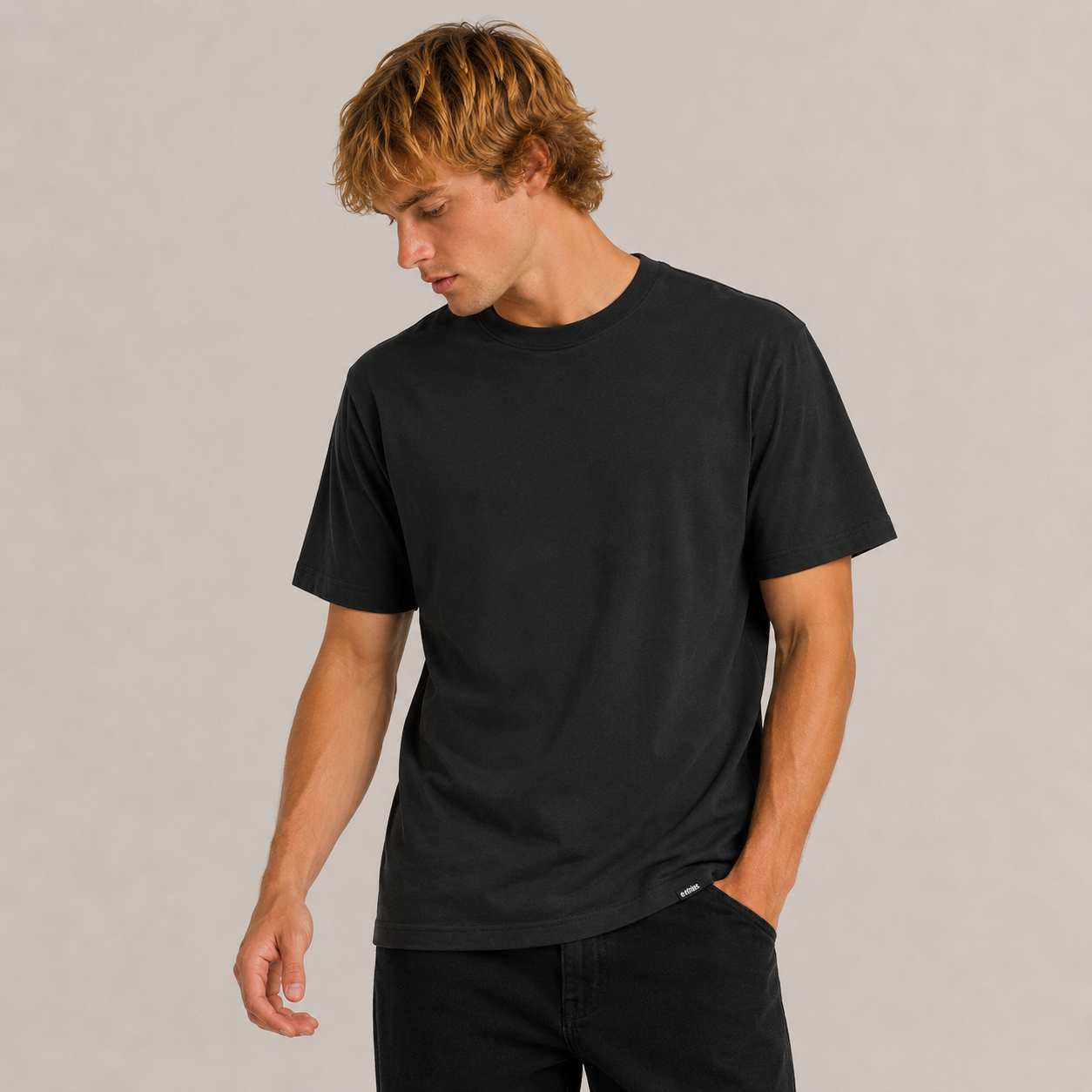 Polera x Thomas Hooper Prey Black