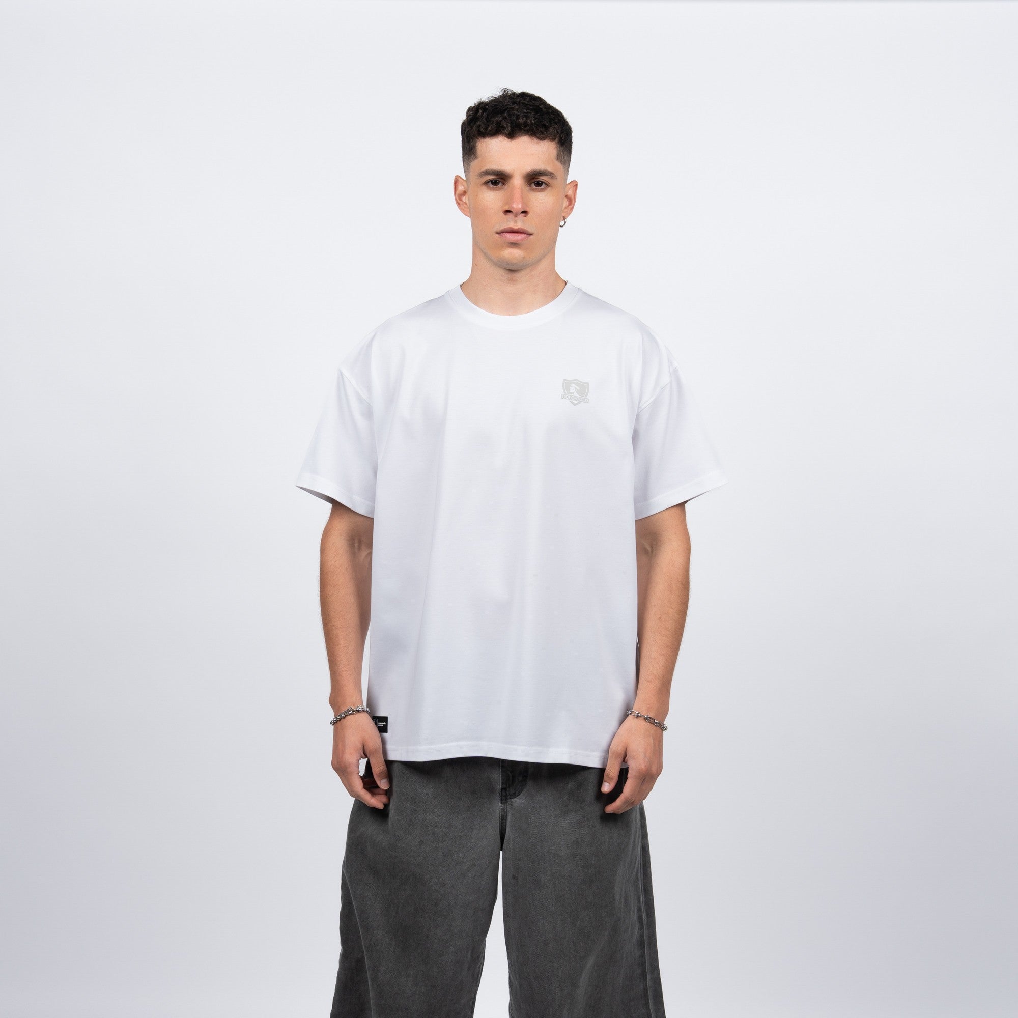 Polera Colo-Colo Urbano Blanco Escudo Pequeño Gris