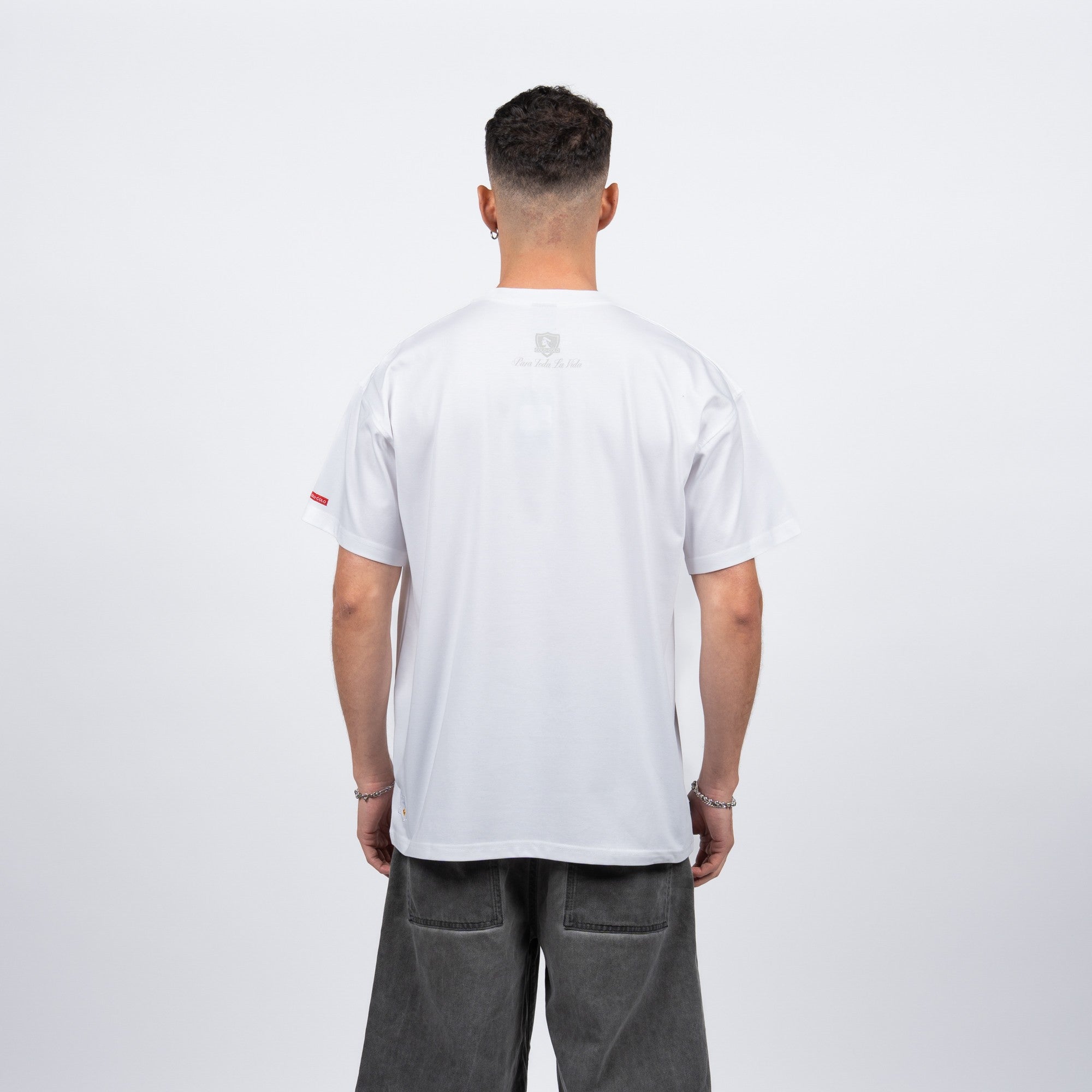 Polera Colo-Colo Urbano Blanco Escudo Pequeño Gris