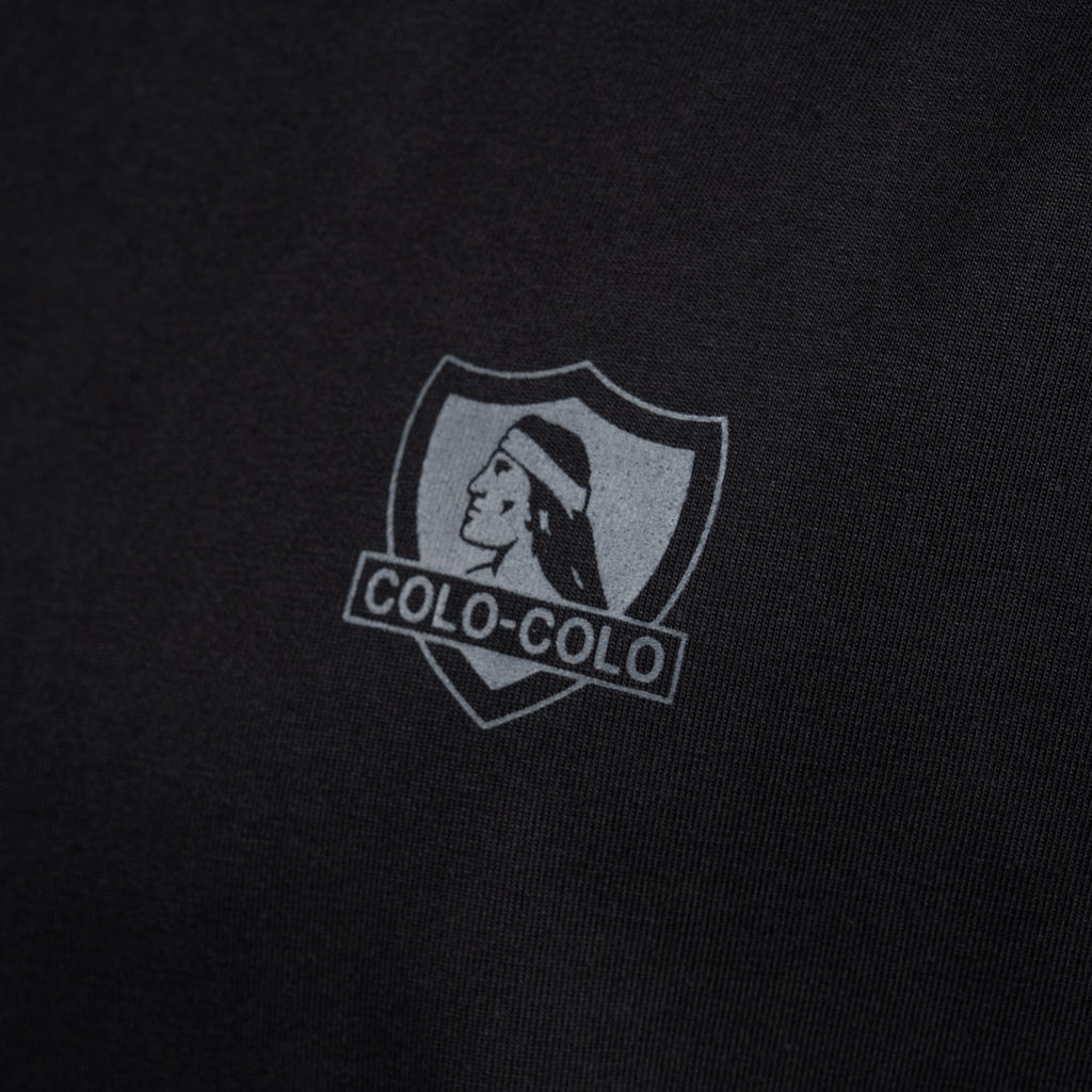 Polera Colo-Colo Urbano Negro Escudo Pequeño Gris