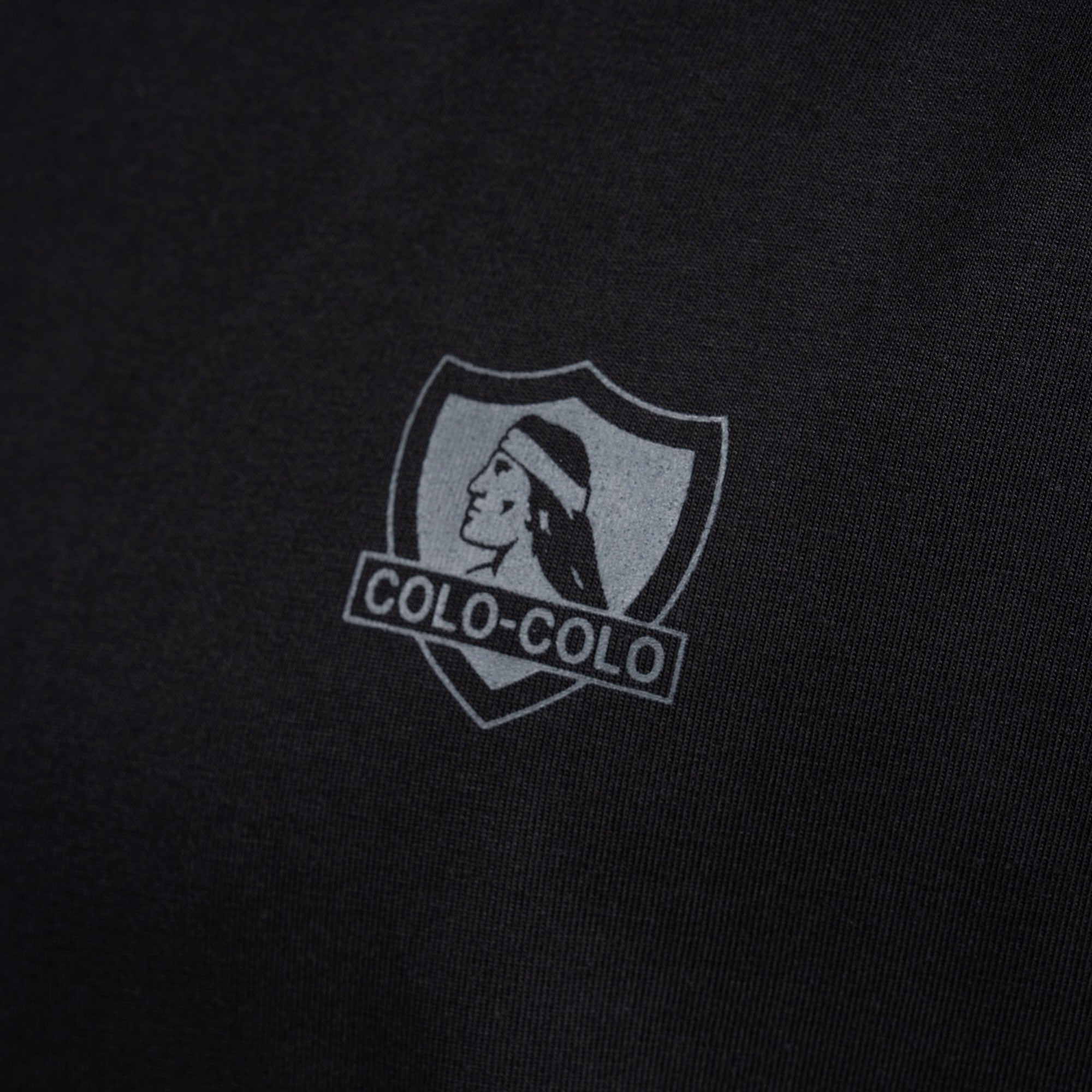 Polera Colo-Colo Urbano Negro Escudo Pequeño Gris
