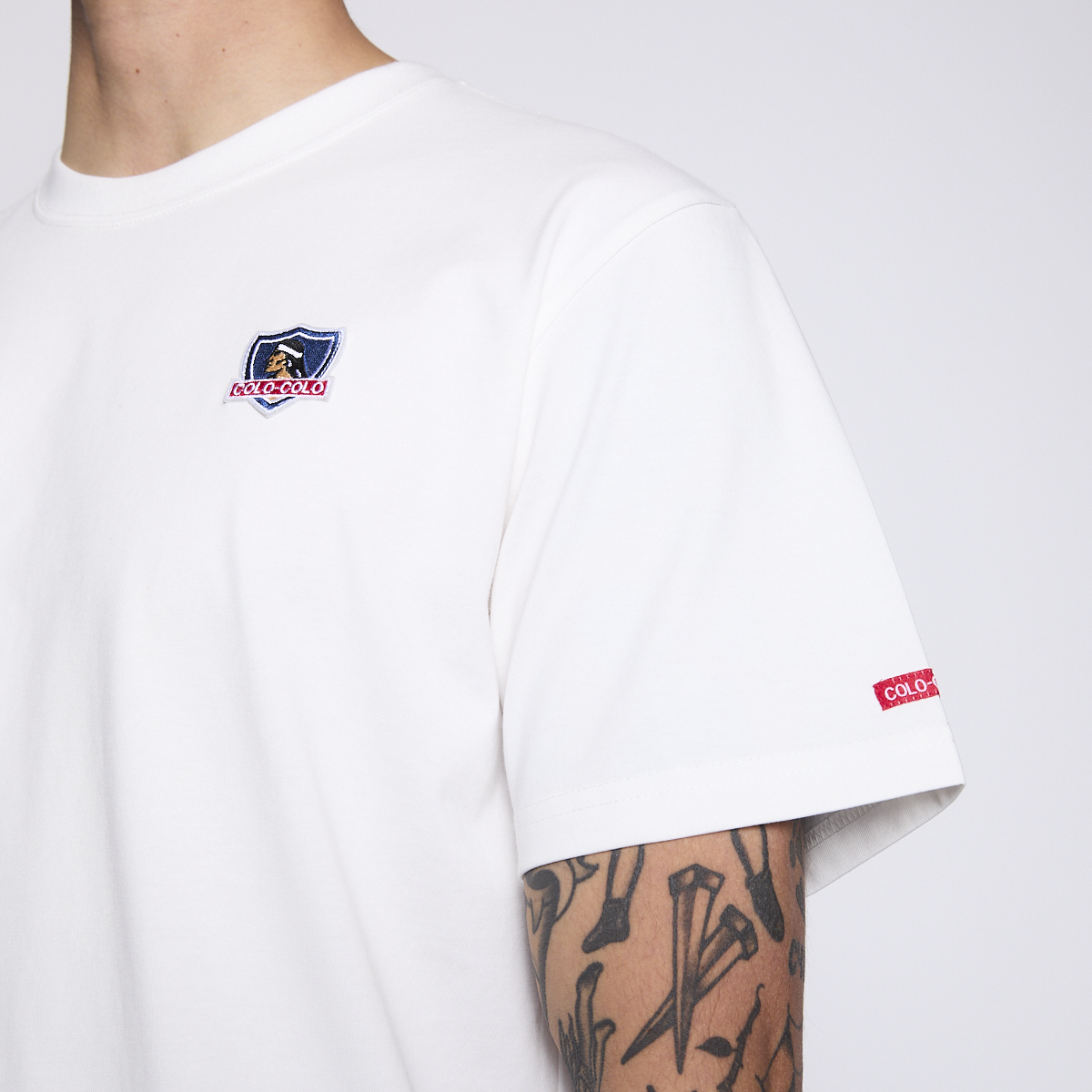 Polera Colo Colo Urbano Hombre Escudo Blanco