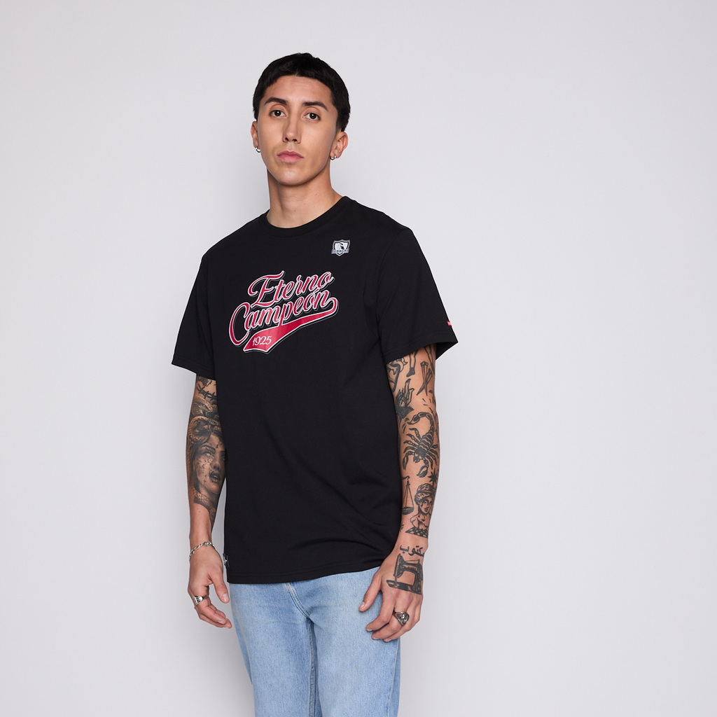 Polera Colo Colo Urbano Hombre Eterno Campeón Negro y Rojo