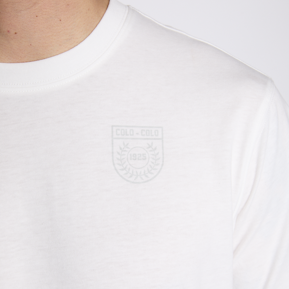 Polera Colo Colo Urbano Hombre Cacique Blanco Gris