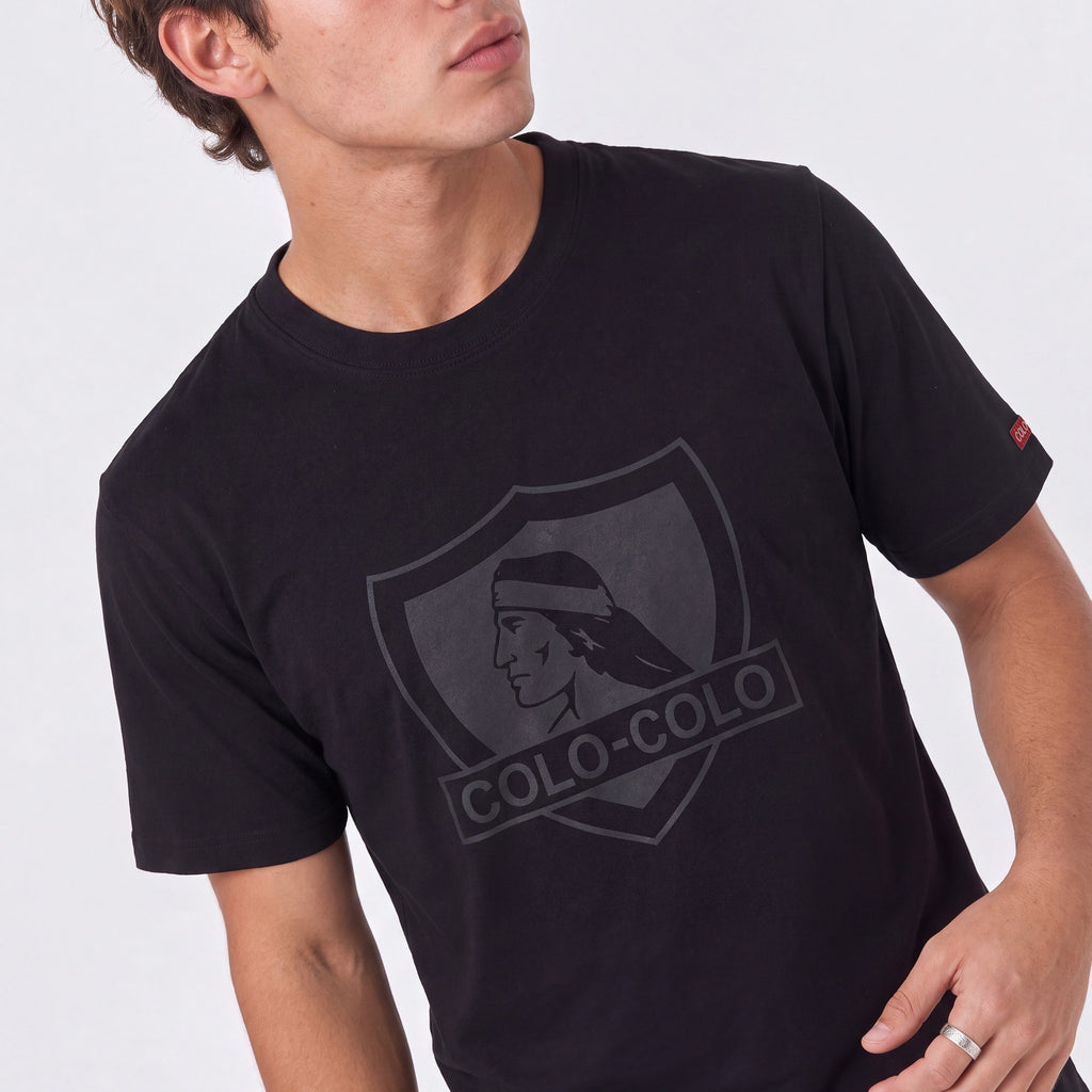 Polera Colo-Colo Urbano Classic Negro Escudo Gris