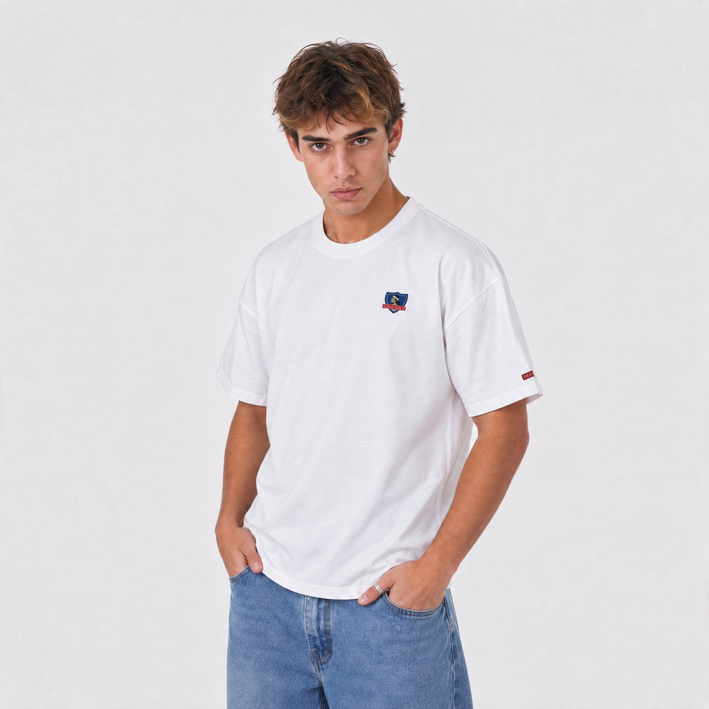 Polera Colo-Colo Urbano Oversize Blanco Escudo Pequeño Full Color