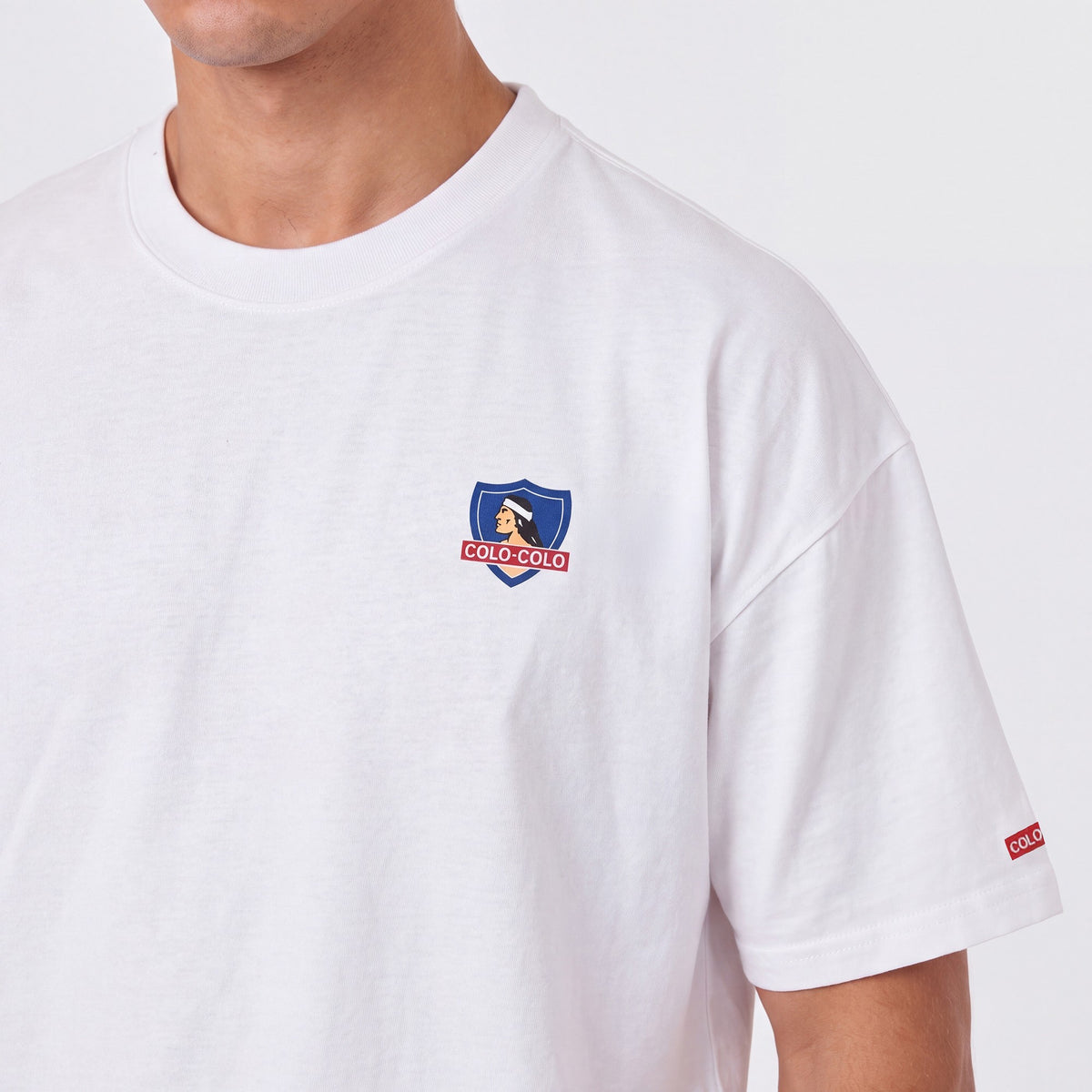 Polera Colo-Colo Urbano Oversize Blanco Escudo Pequeño Full Color