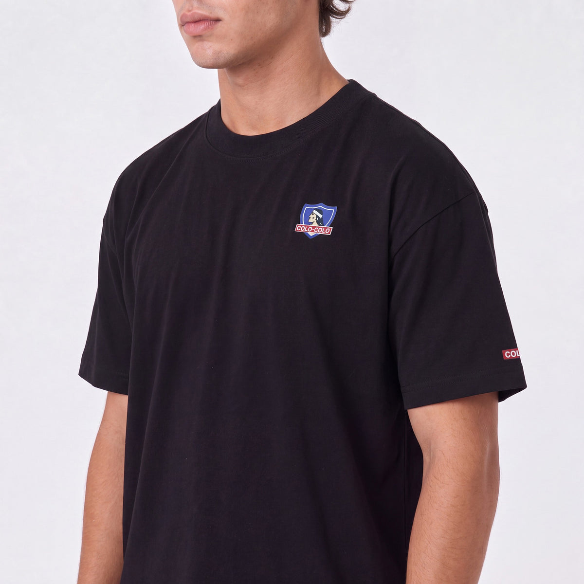 Polera Colo-Colo Urbano Oversize Negro Escudo Pequeño Full Color