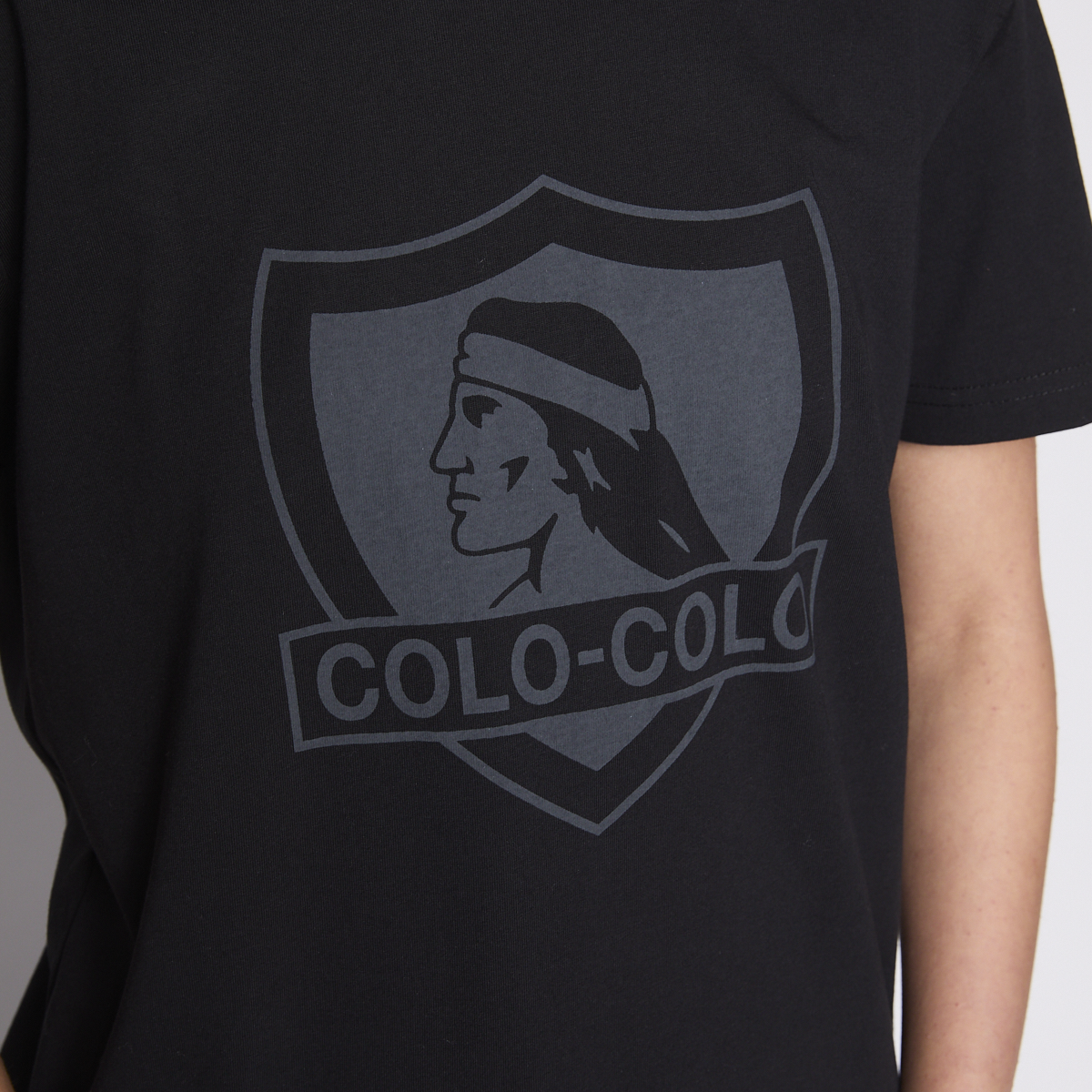 Polera Colo Colo Urbano Mujer Negro Escudo Gris