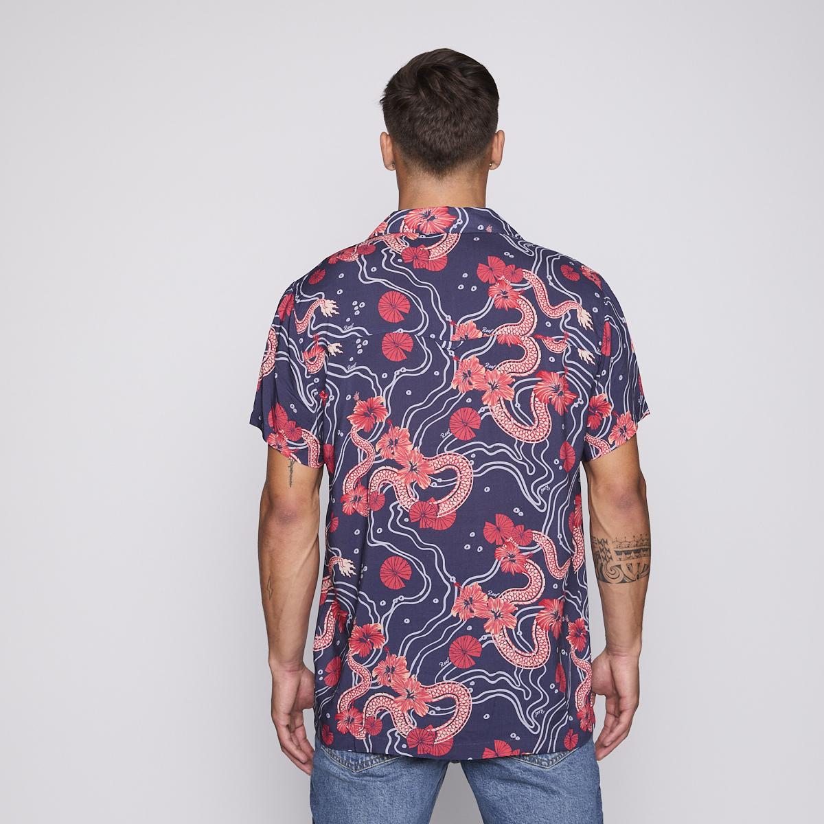 Camisa Reef Men Azul Dragones Rojos y Flores