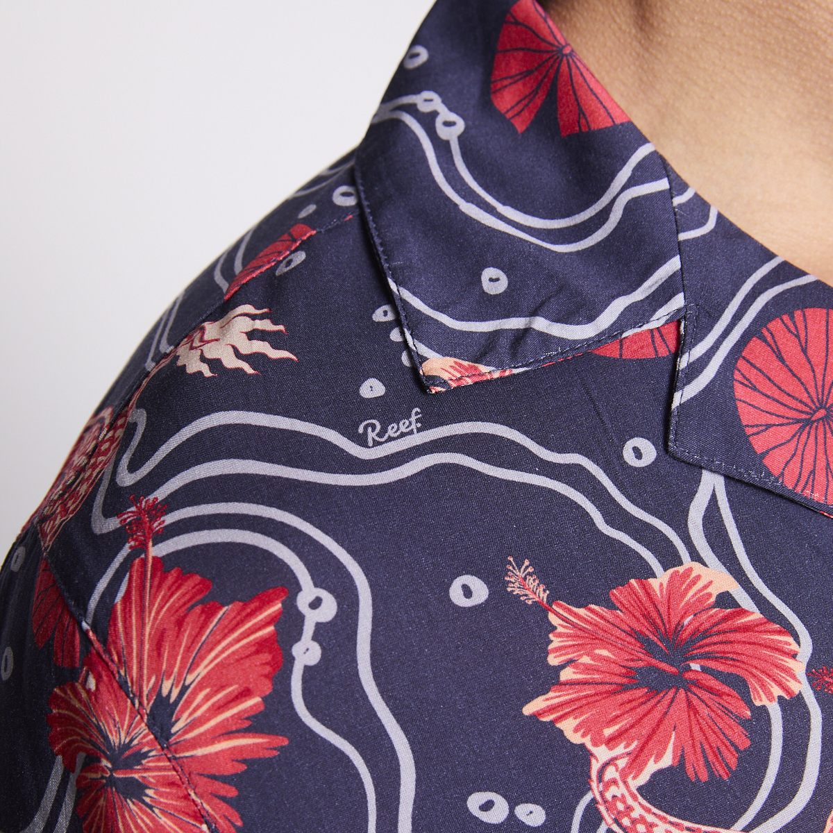 Camisa Reef Men Azul Dragones Rojos y Flores