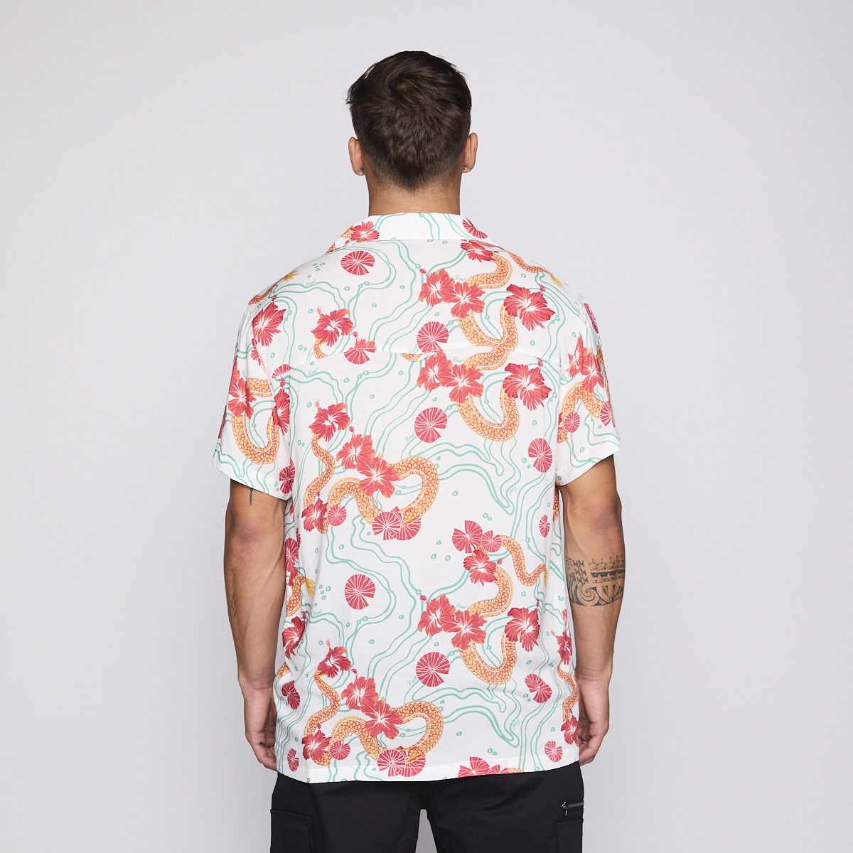 Camisa Reef Men Blanca Dragones Rojos y Flores
