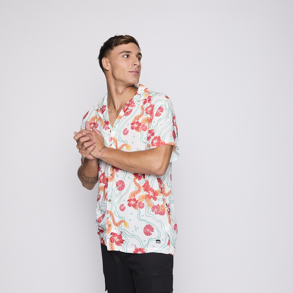 Camisa Reef Men Blanca Dragones Rojos y Flores