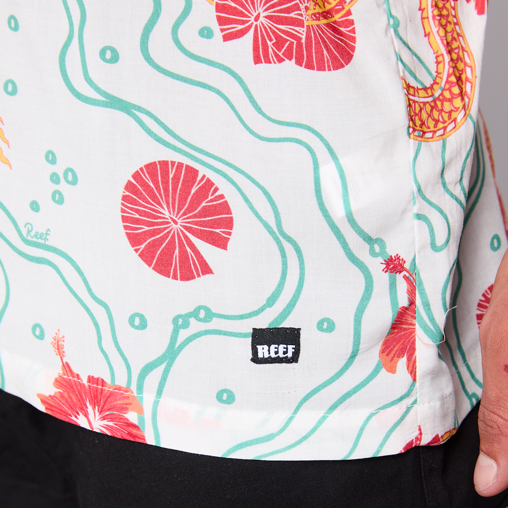 Camisa Reef Men Blanca Dragones Rojos y Flores