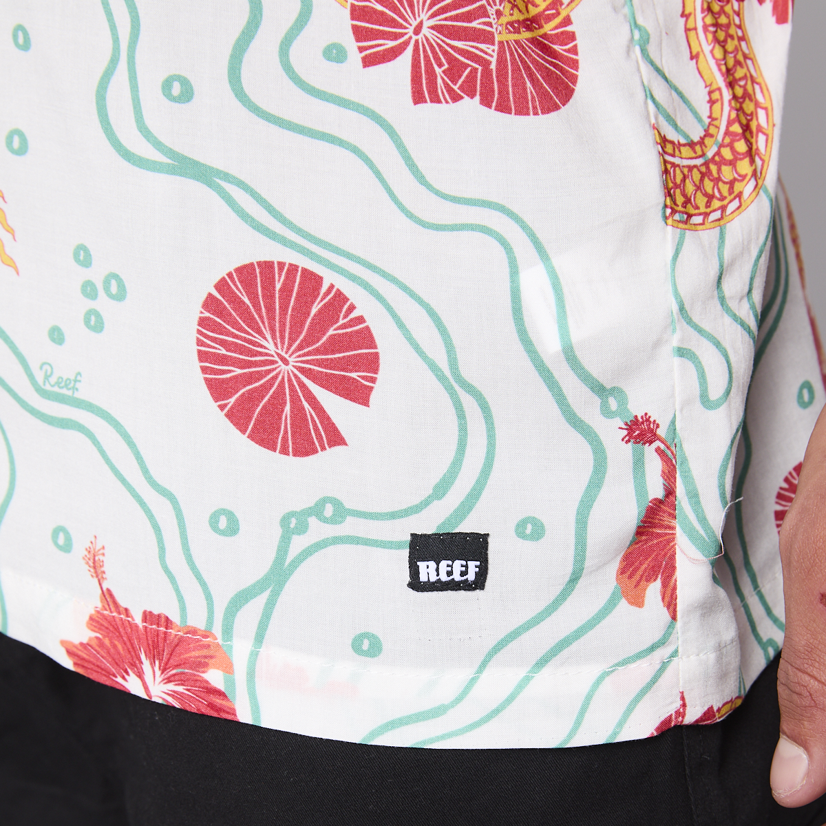 Camisa Reef Men Blanca Dragones Rojos y Flores