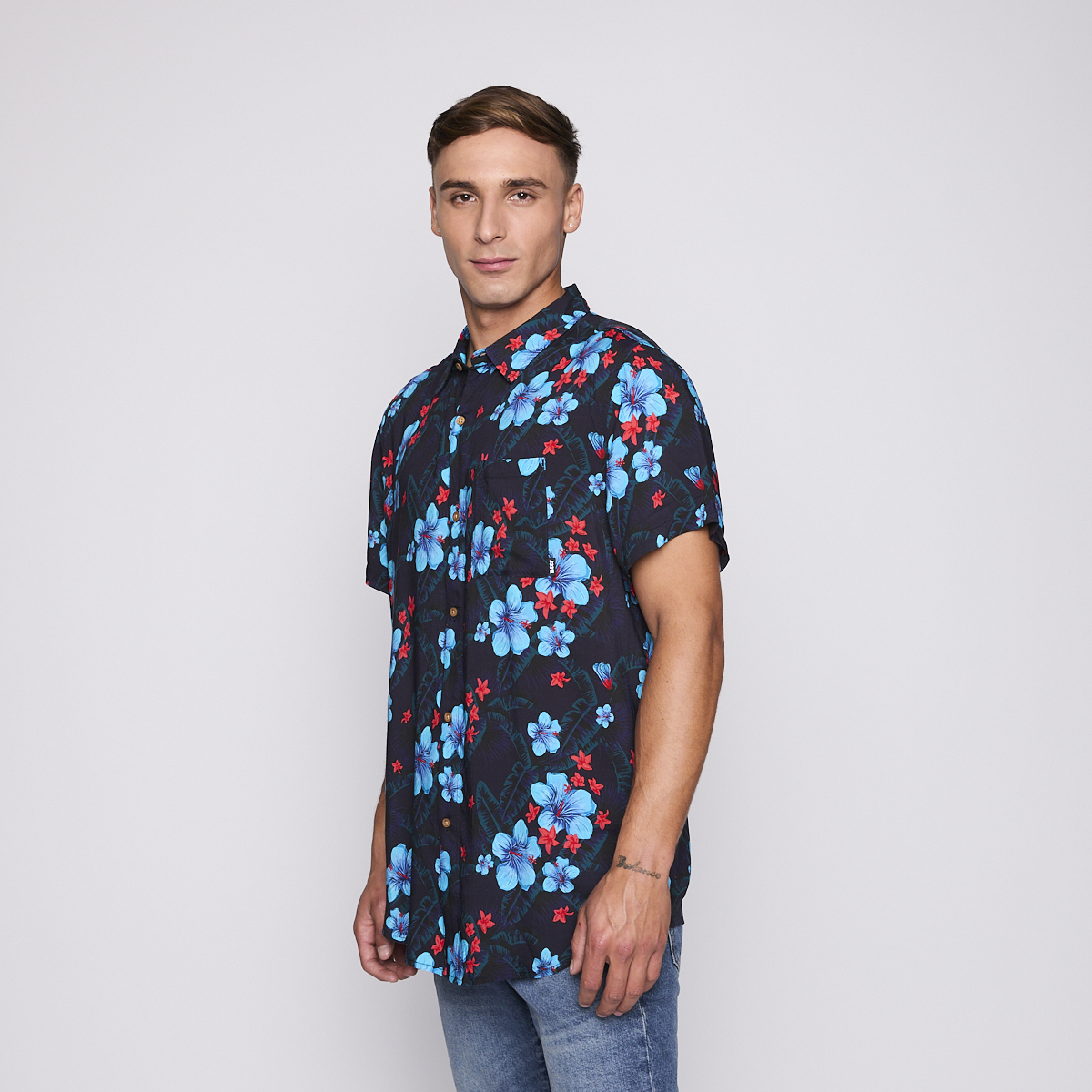 Camisa Reef Men Negra Floreada