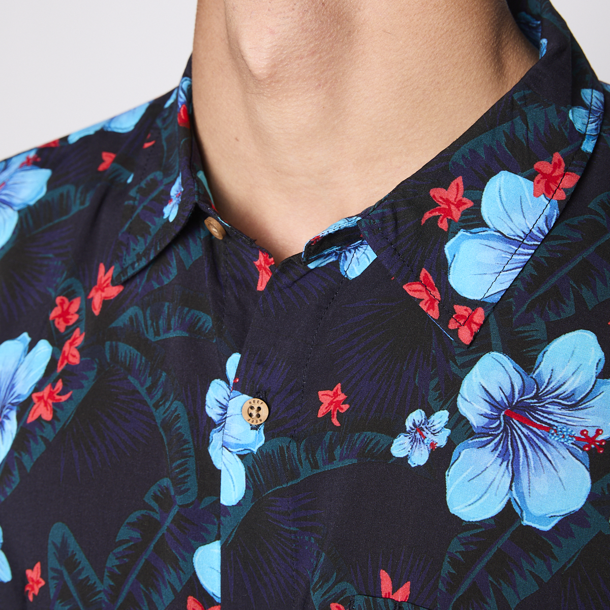 Camisa Reef Men Negra Floreada