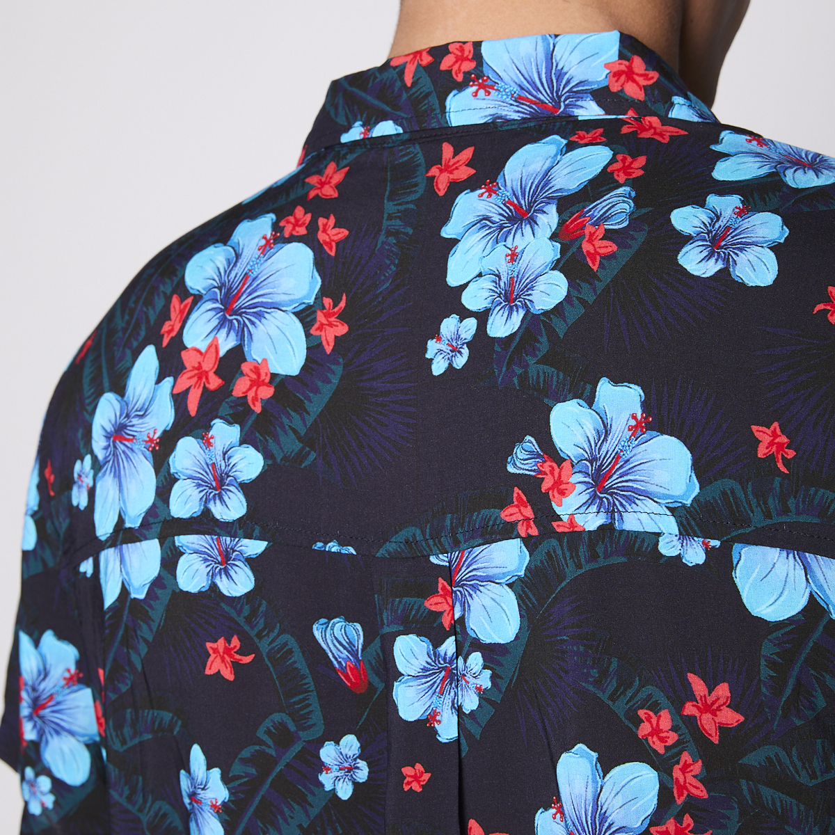 Camisa Reef Men Negra Floreada
