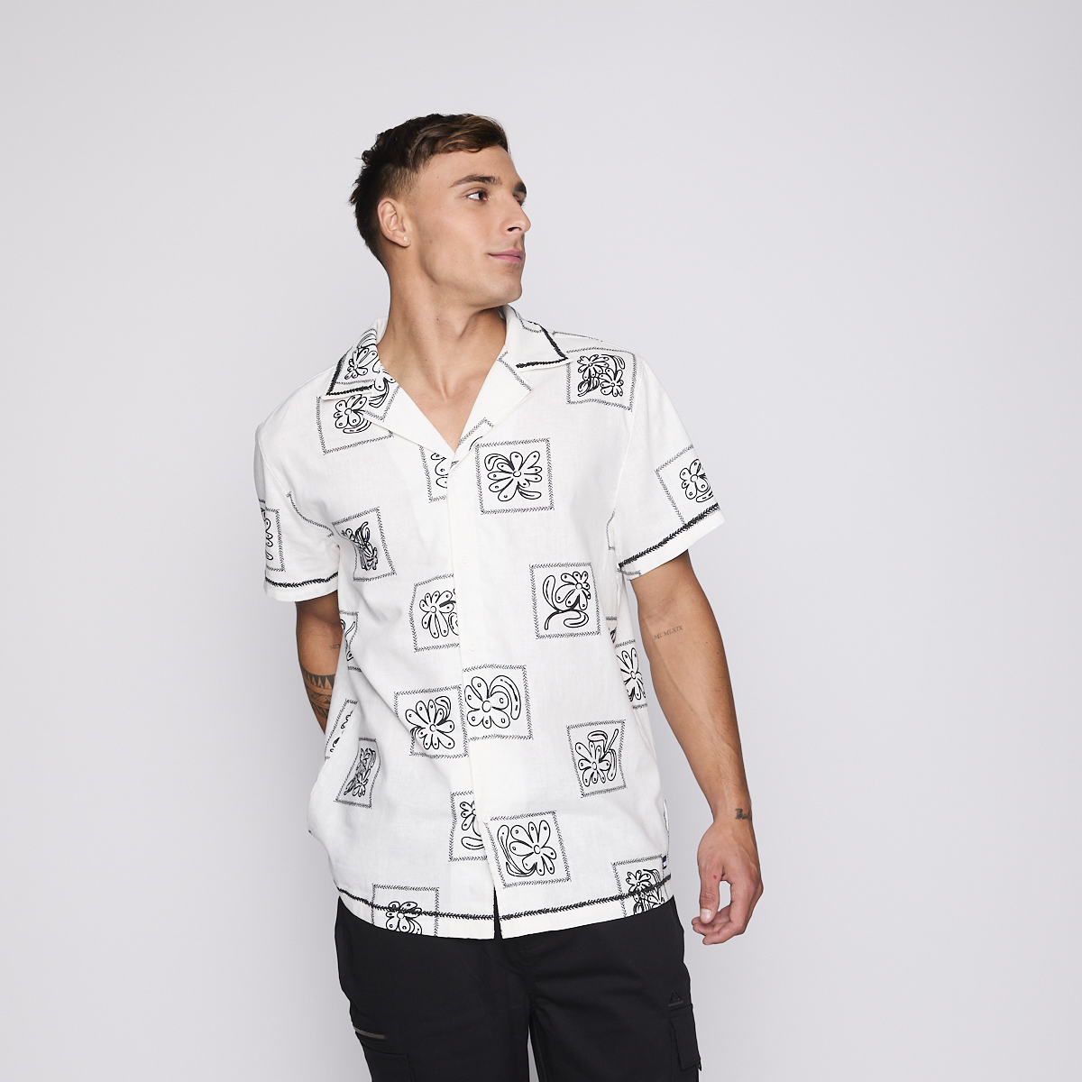Camisa Reef Men Beige Diseños Negro