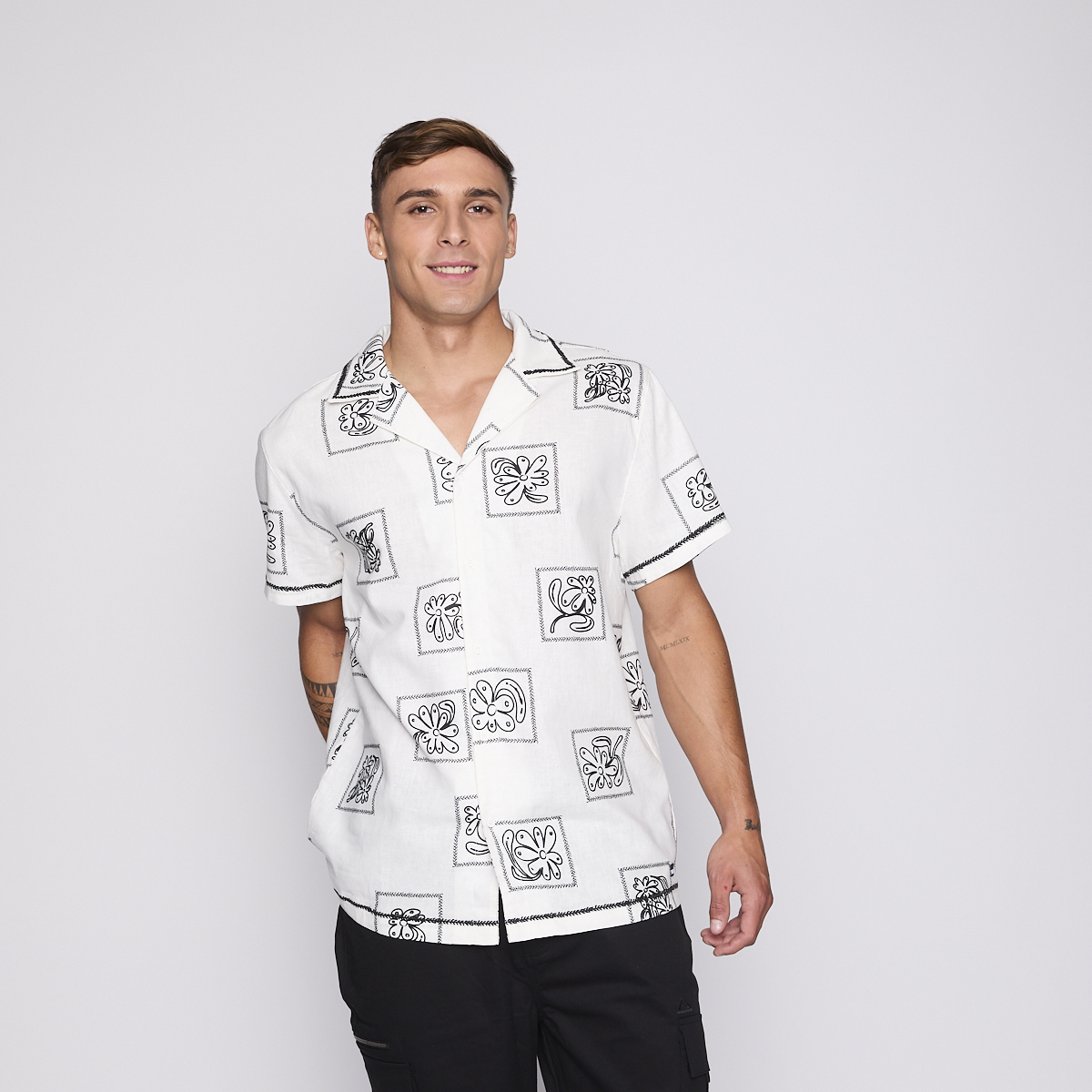 Camisa Reef Men Beige Diseños Negro