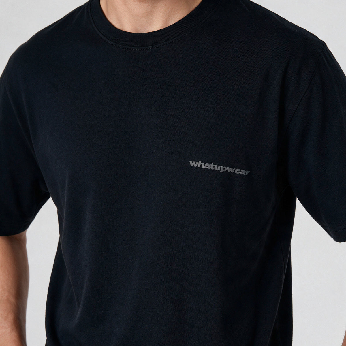 Polera WhatUp Oversize Box Negro Logo Gris