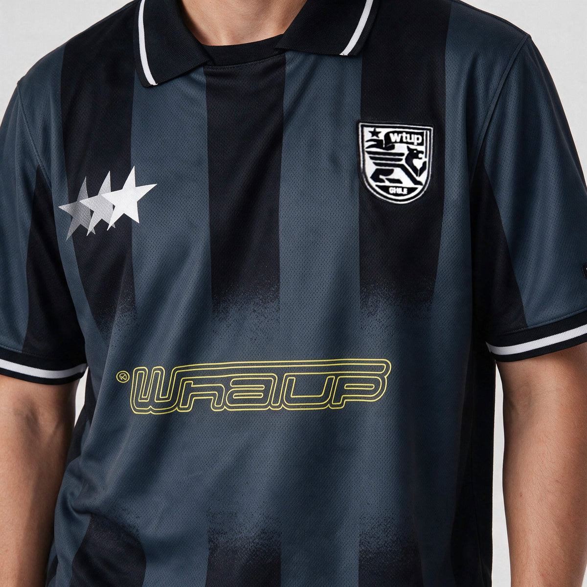 Polera WhatUp Blockcore 10 Regular Negro y Gris