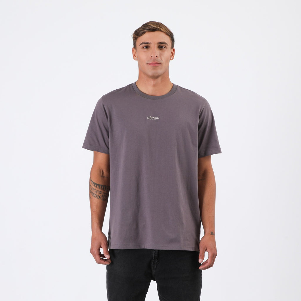 Polera Nixon Men Logo Letters Dark Grey