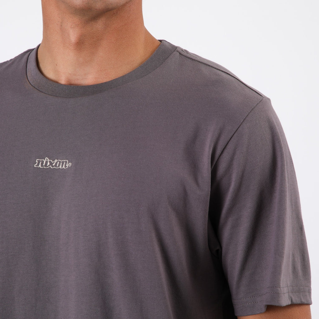 Polera Nixon Men Logo Letters Dark Grey