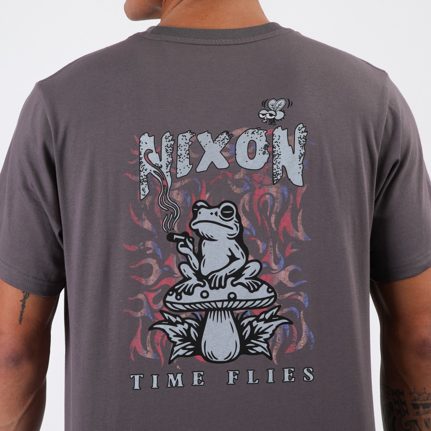 Polera Nixon Men Frog Dark Grey