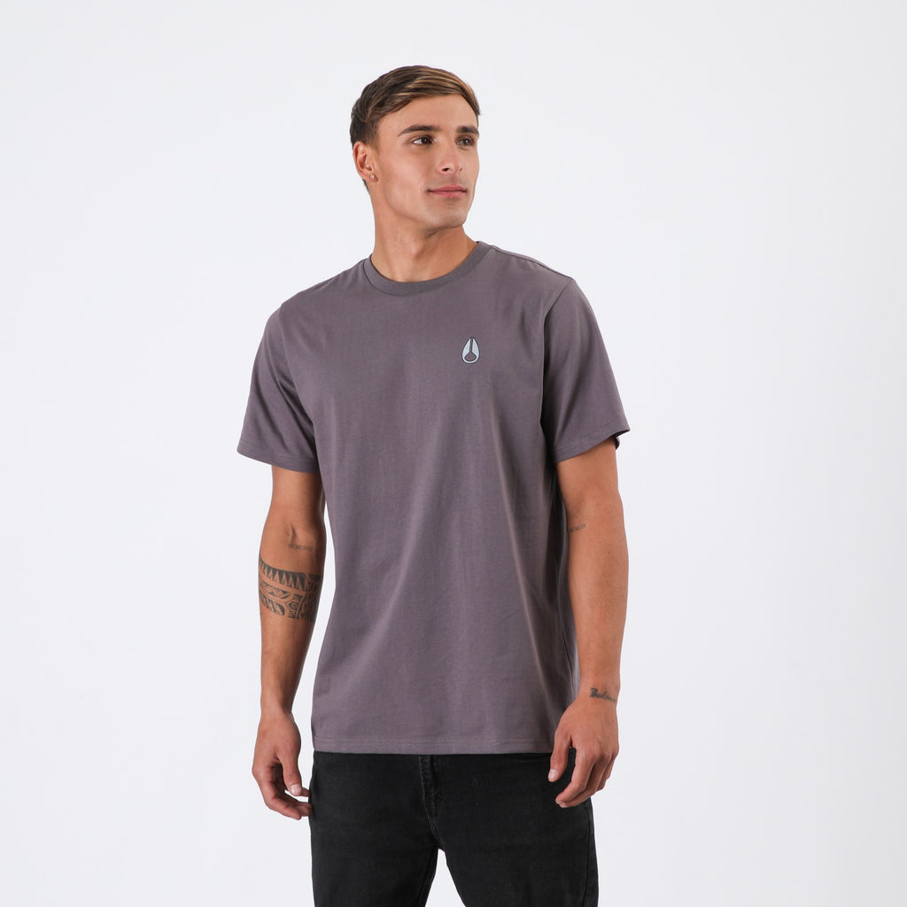 Polera Nixon Men Frog Dark Grey