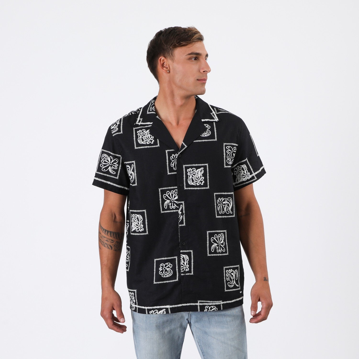 Camisa Reef Men Negra Diseños Beige