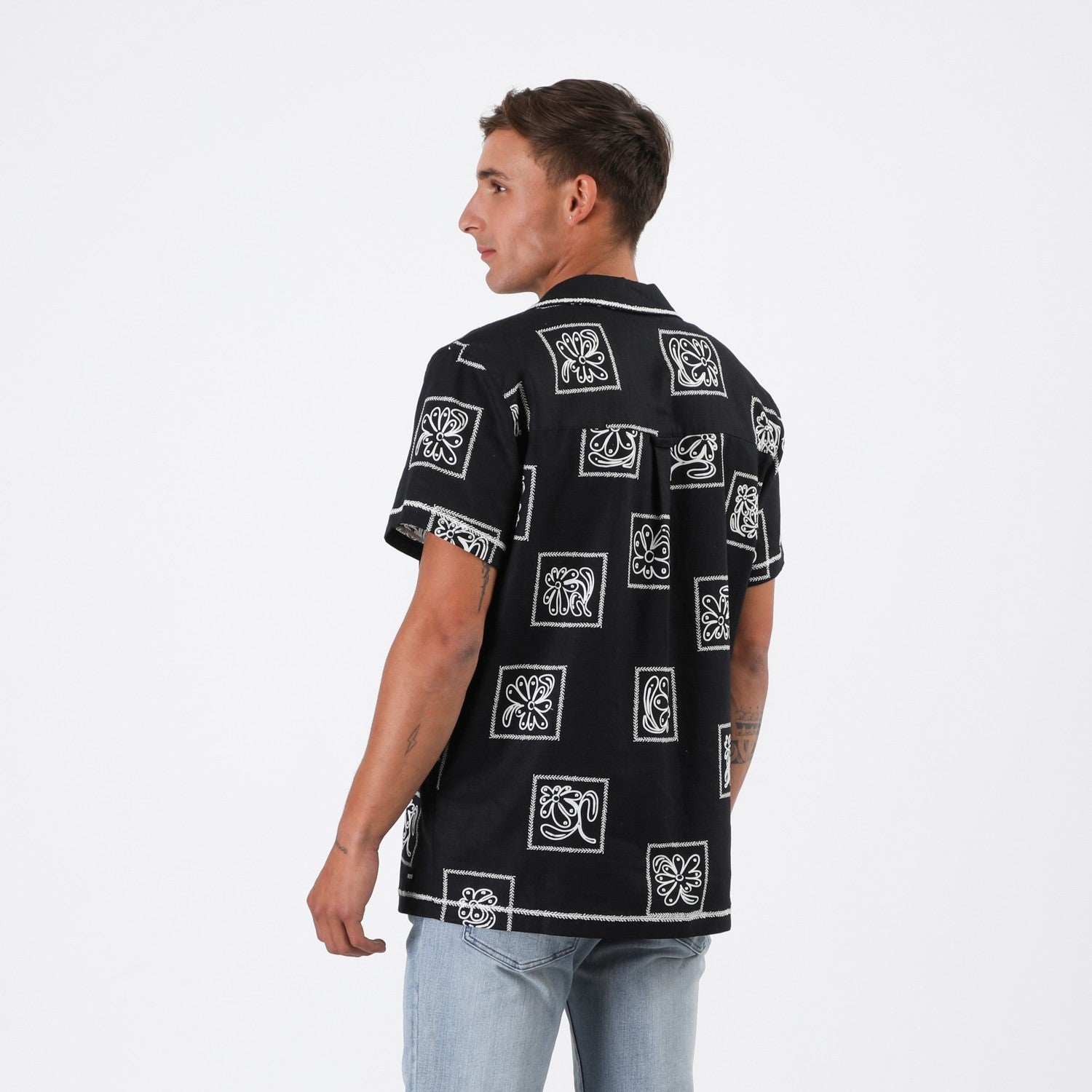 Camisa Reef Men Negra Diseños Beige