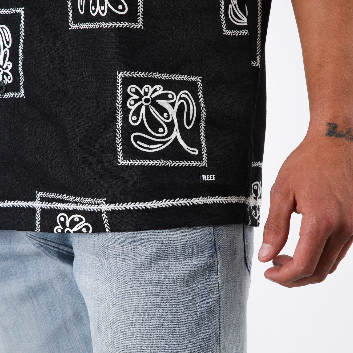 Camisa Reef Men Negra Diseños Beige