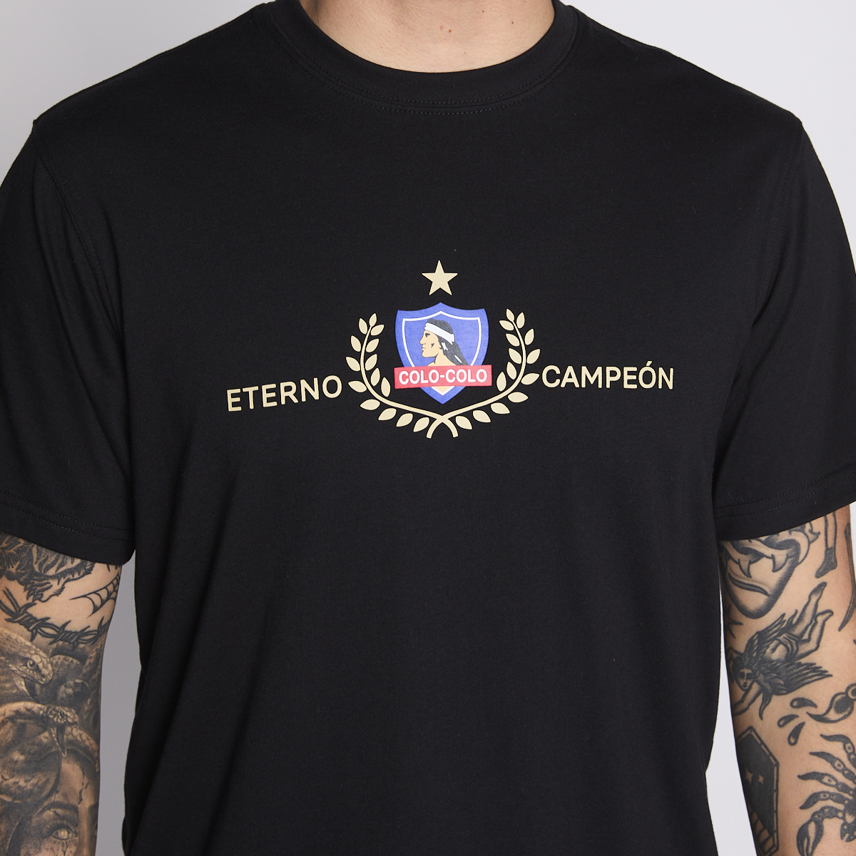Polera Colo Colo Urbano Hombre Eterno Campeón Negro Escudo Verano