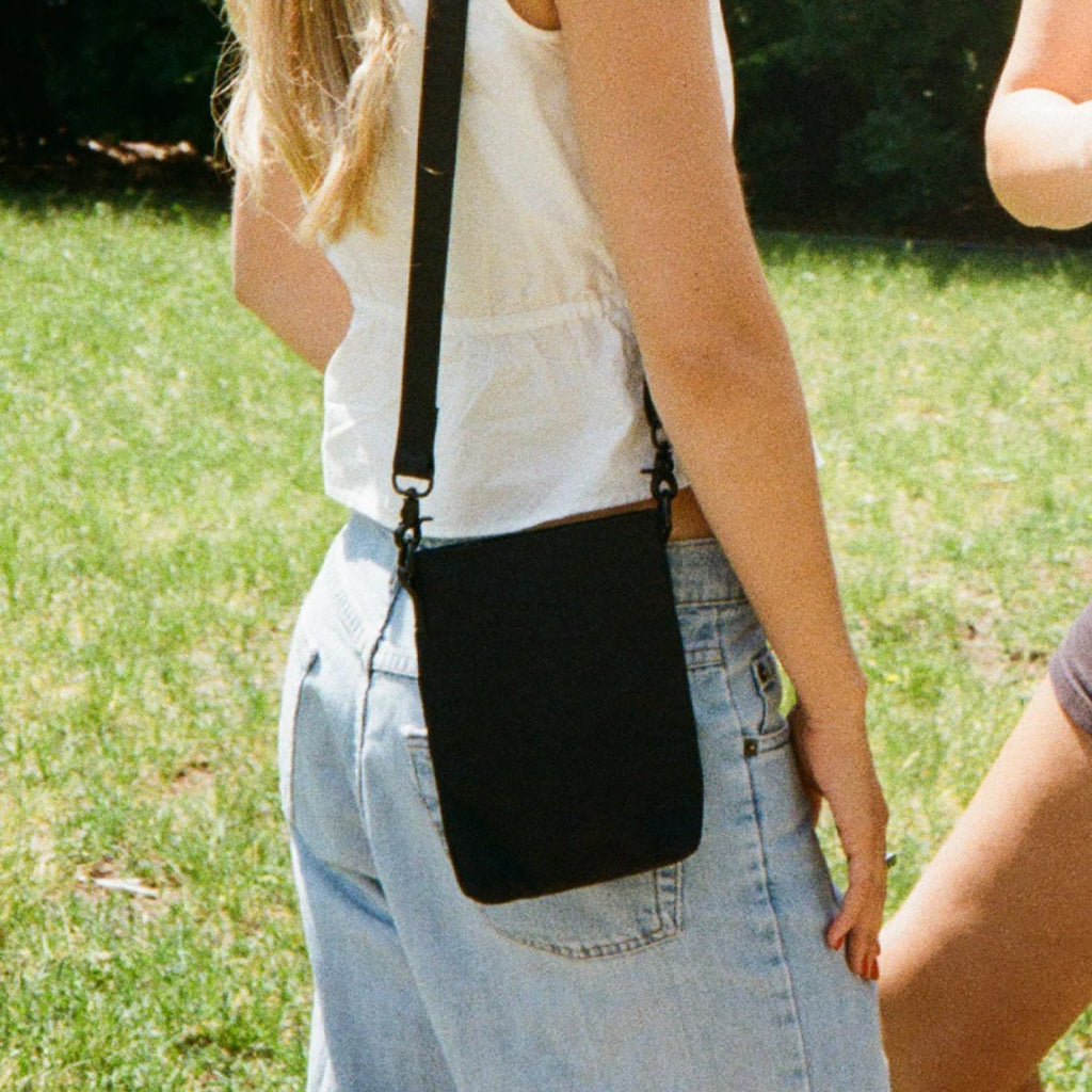 Bolso Thread Pocket Sling Bag Black