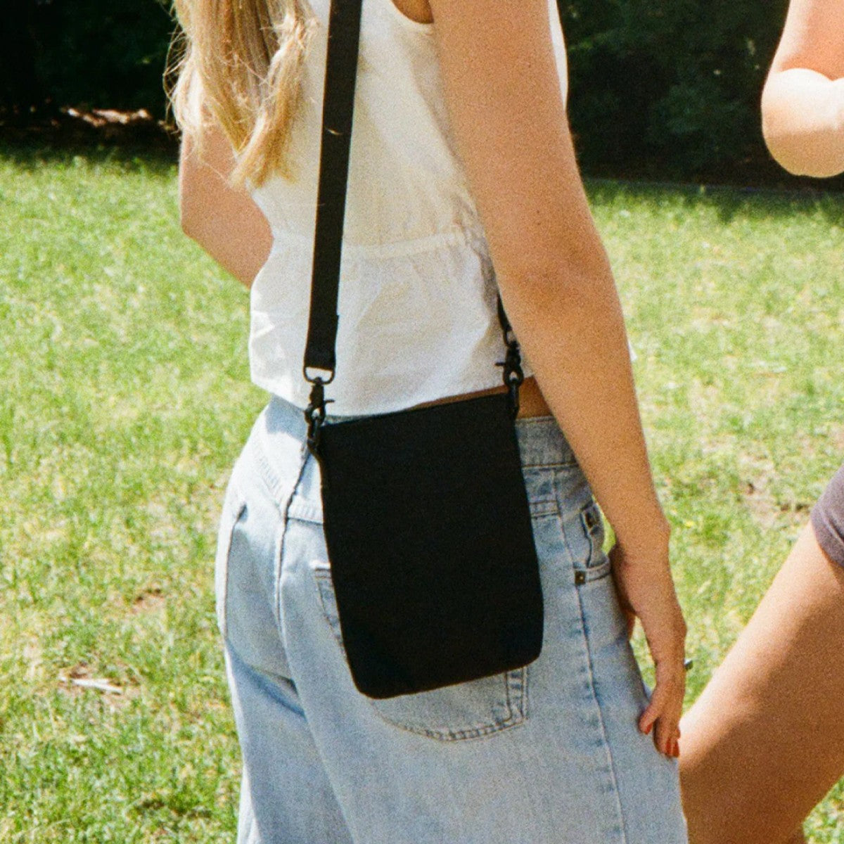 Bolso Thread Pocket Sling Bag Black
