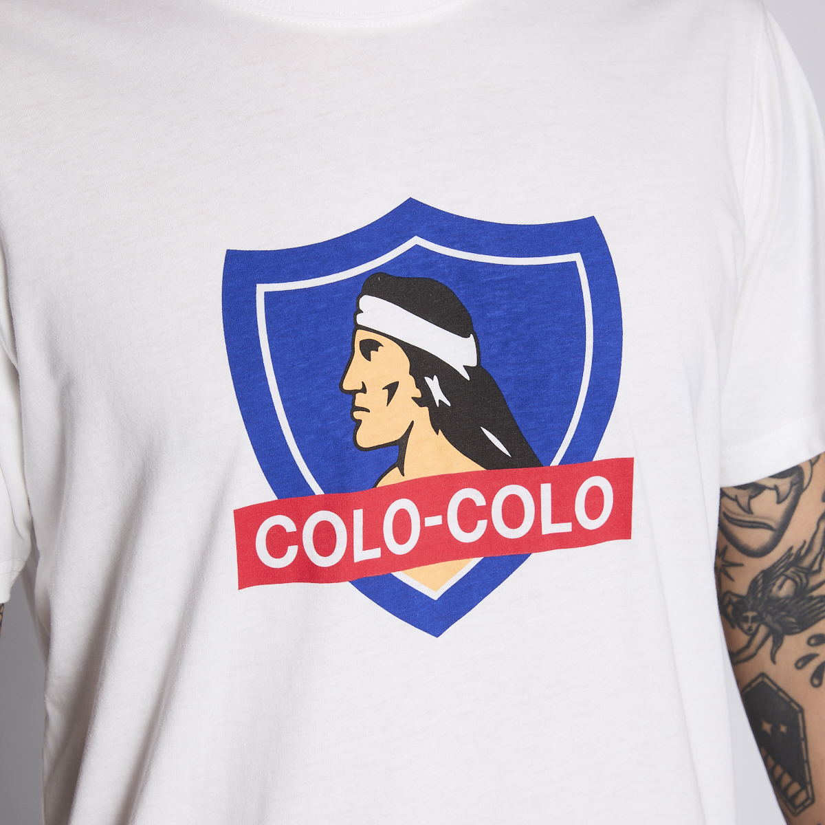 Polera Colo Colo Urbano Hombre Blanco Escudo Verano