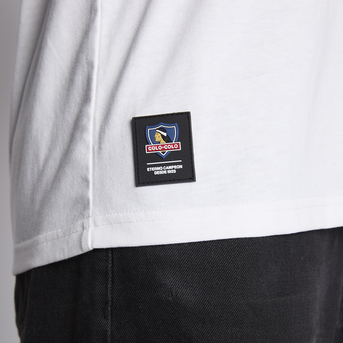 Polera Colo Colo Urbano Hombre Blanco Escudo Verano